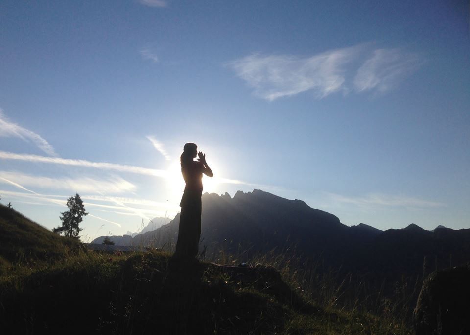 Maria Paula Medina Yoga tra le Dolomiti