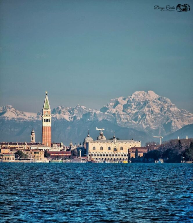 Le Dolomiti viste dal Lido di Venezia, con a destra Civetta e Moiazza, e a sinistra i Monti del Sole, con il Campanile di San Marco e il Palazzo Ducale Diego Costa Photography 